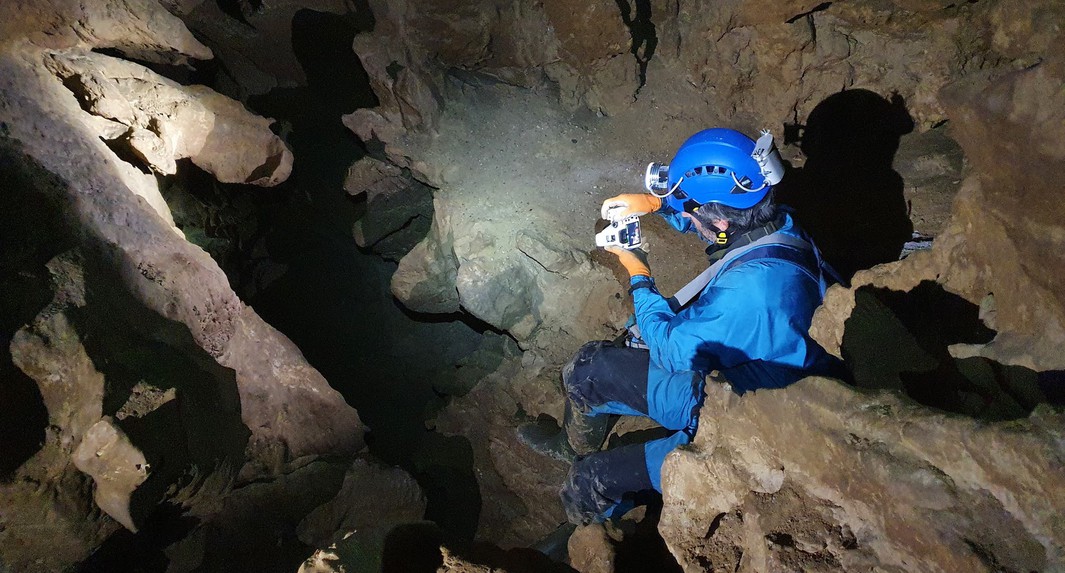 Connection between speleology, water conservation and Holosys